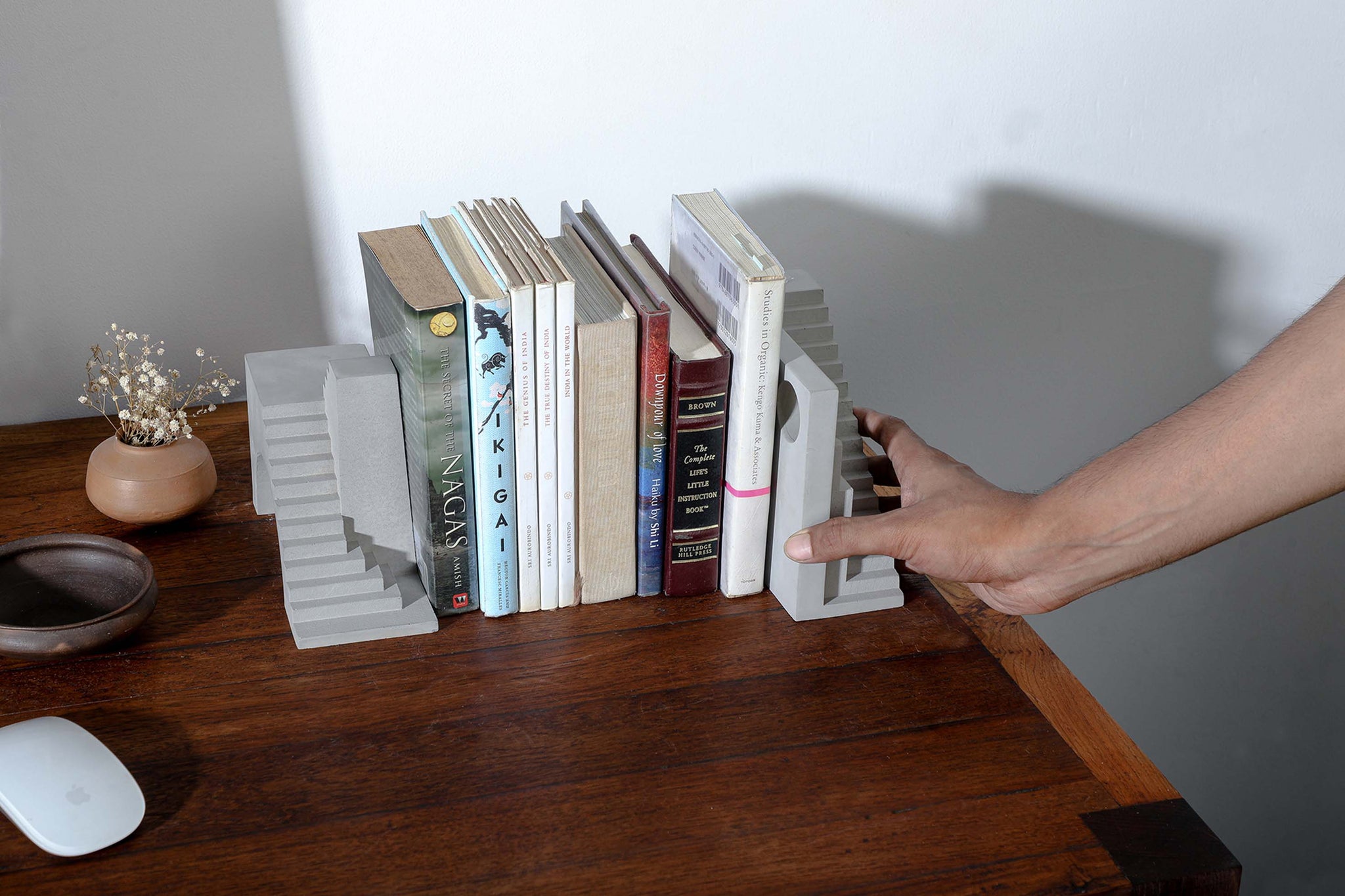 Light Bookends Bracket - The Concrete Bookends play of Light and Shadow Beton Home De ...